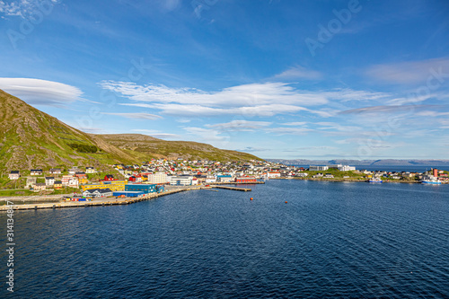 Fototapeta Naklejka Na Ścianę i Meble -  Panoramic picture of isolated Norwegian village of Honningsvag close to north cape in summer