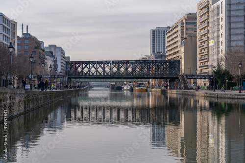 Paris, France - 12 29 2019: Ourcq Canal. Railway bridge © Franck Legros