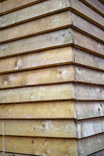 wall of planks seen from the front