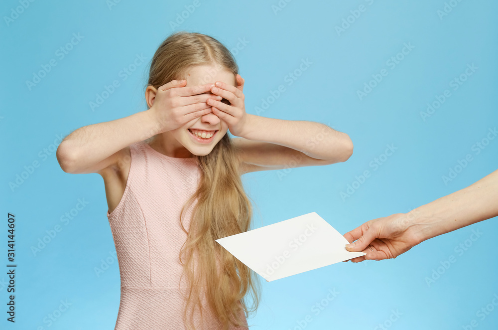 Φωτογραφία The blonde girl Isolated closed her eyes in anticipation of a surprise