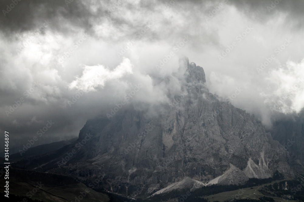Wanderung im Herbst in den Dolomiten mit schöner Bergkulisse der Seceda im Grödner Tal in Südtirol Italien in Europa. Nebel und Wolken. Mystische Stimmung