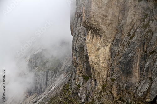 Weiße scharfe Felsen, Felswand Textur aus Kalk Gestein in den Bergen der Dolomiten. Stein Struktur mit Risse und Kanten. Griffe zum Alpin Klettern.