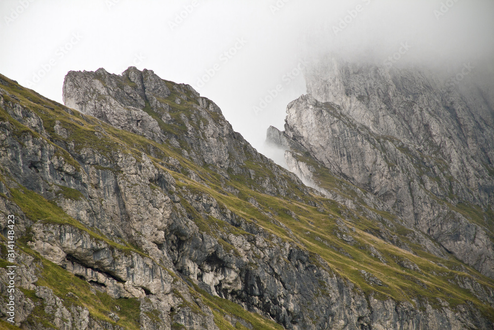 Obraz premium Wanderung im Herbst in den Dolomiten mit schöner Bergkulisse der Seceda im Grödner Tal in Südtirol Italien in Europa. Nebel und Wolken.