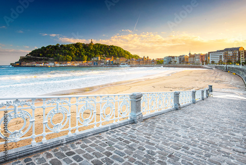 Slika na platnu Nice beach with the old town of San Sebastian, Spain in the morning