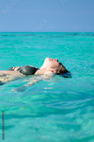Hübsche Frau schwimmt in der Karibik im türkis blauen Meer bei Varadero in Kuba, Cuba