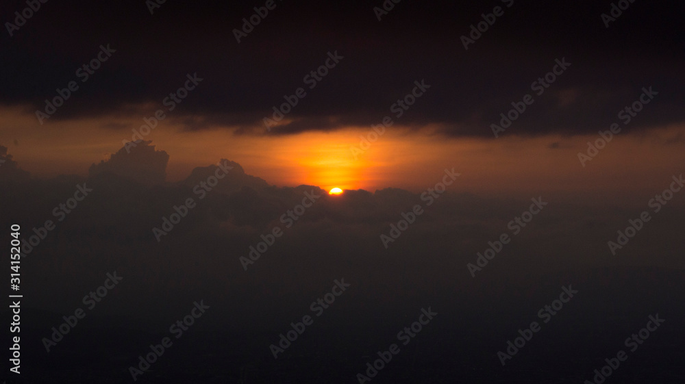 Obraz premium Sunset between the clouds