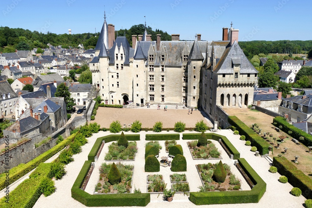 Fototapeta Le Château et la ville de Langeais