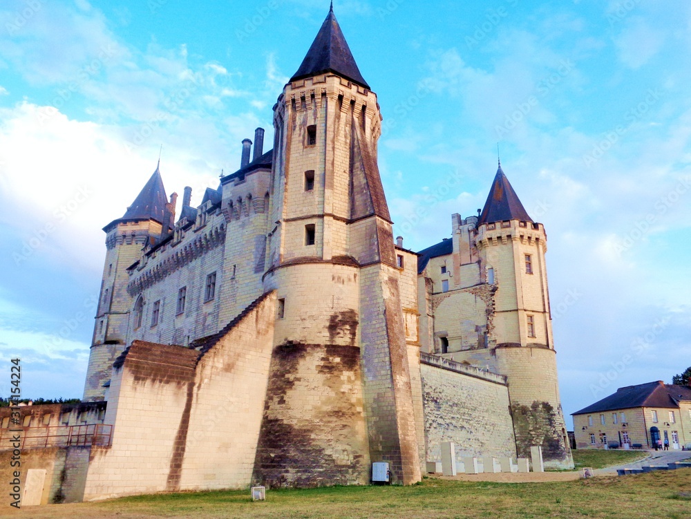 Façade nord et remparts du château de Saumur à la tombée du jour