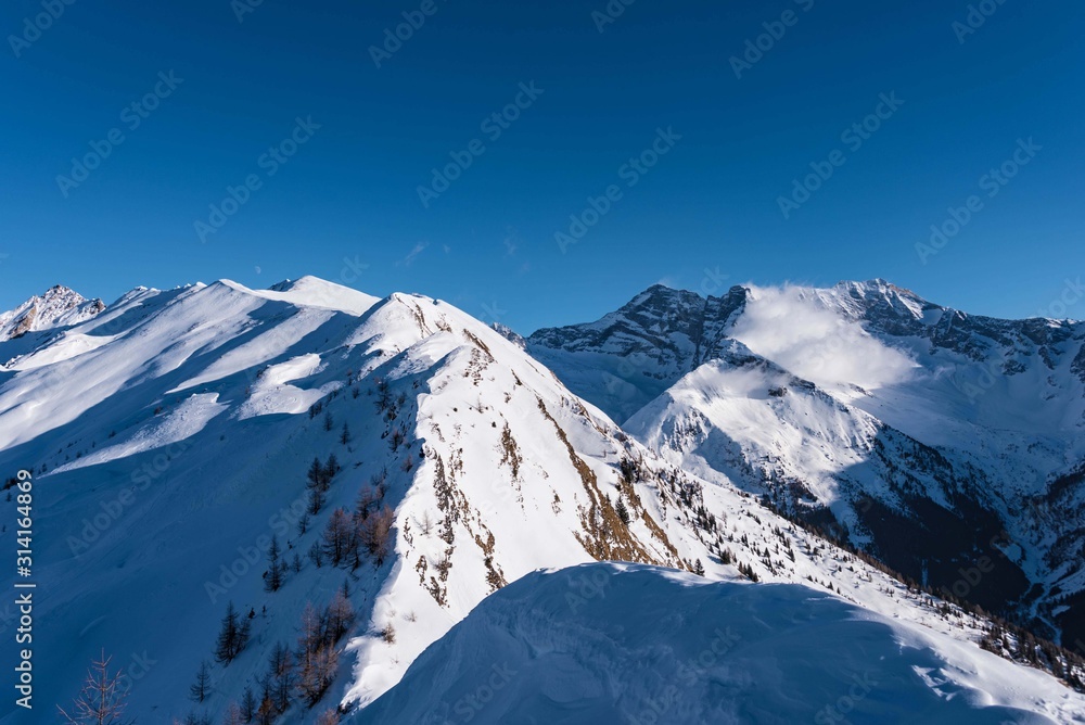 Blick auf schneebedeckte Gannerspitze und Olperer im Schmirntal, Tirol