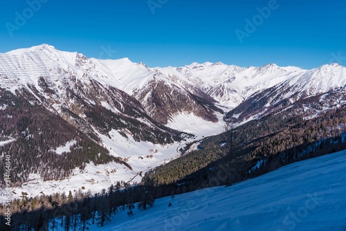 Blick von der Ultenspitze ins schneebedeckte Schmirntal  Tirol