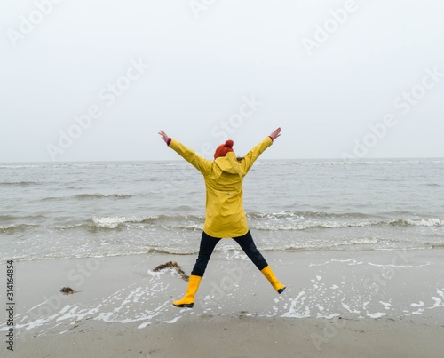 Frau Sprung am Meer 