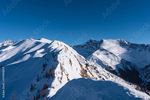 Blick auf schneebedeckte Gannerspitze und Olperer im Schmirntal, Tirol