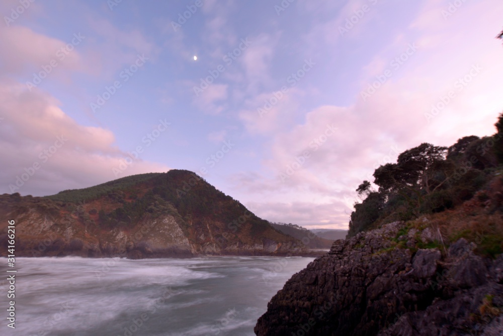 Desembocadura del río Nansa en el mar Cantábrico en Val de San Vicente Cantabria