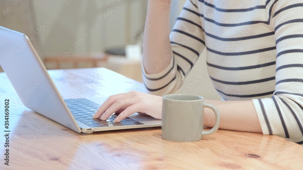 パソコンを使う女性