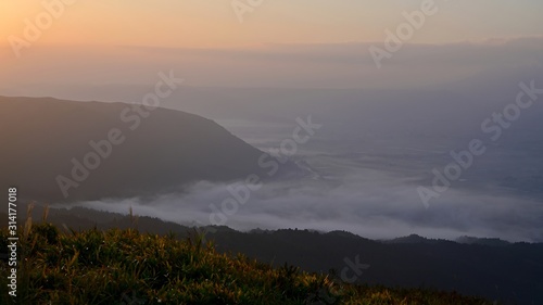 雲海と朝焼けに沿まる阿蘇の田園風景＠熊本 © Scott Mirror