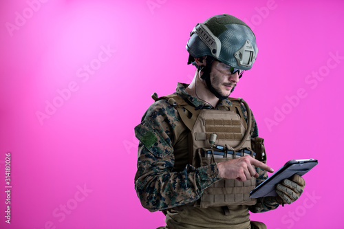 Foto soldier using tablet computer closeup