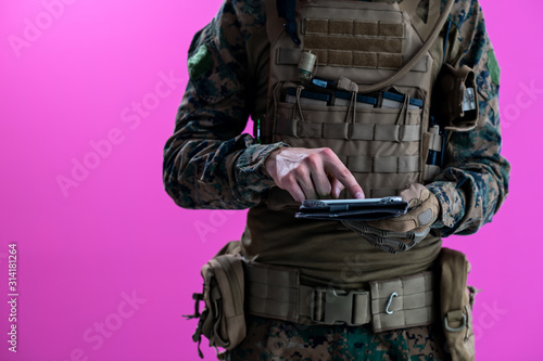 Obraz na płótnie soldier using tablet computer closeup