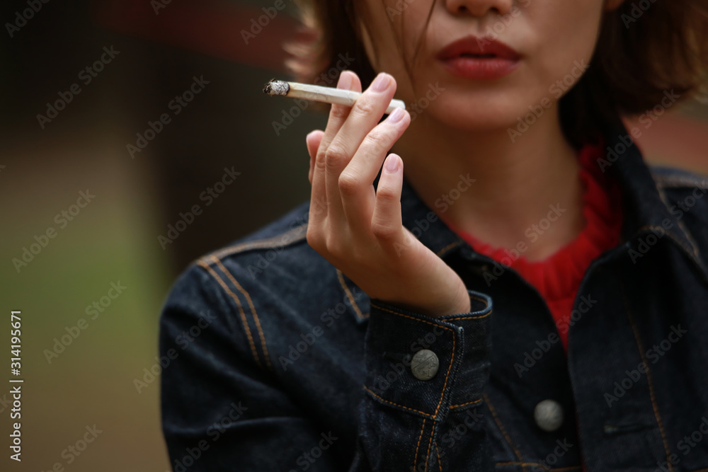 Obraz premium 喫煙する女性