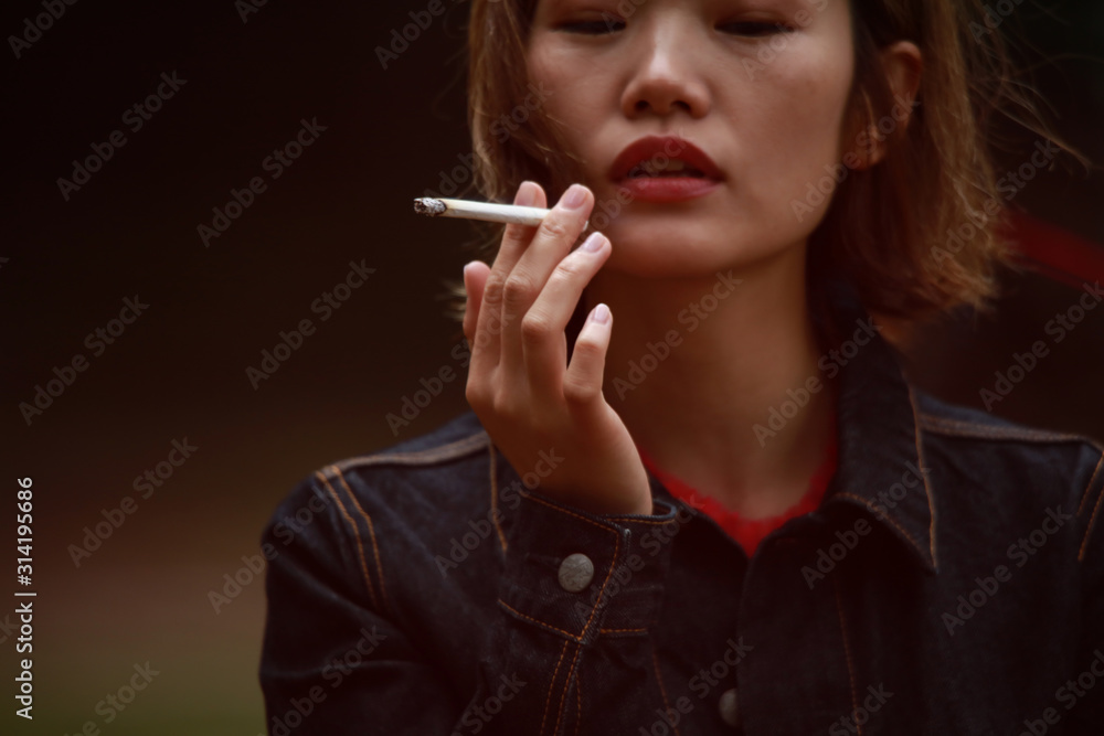 Fototapeta premium 喫煙する女性