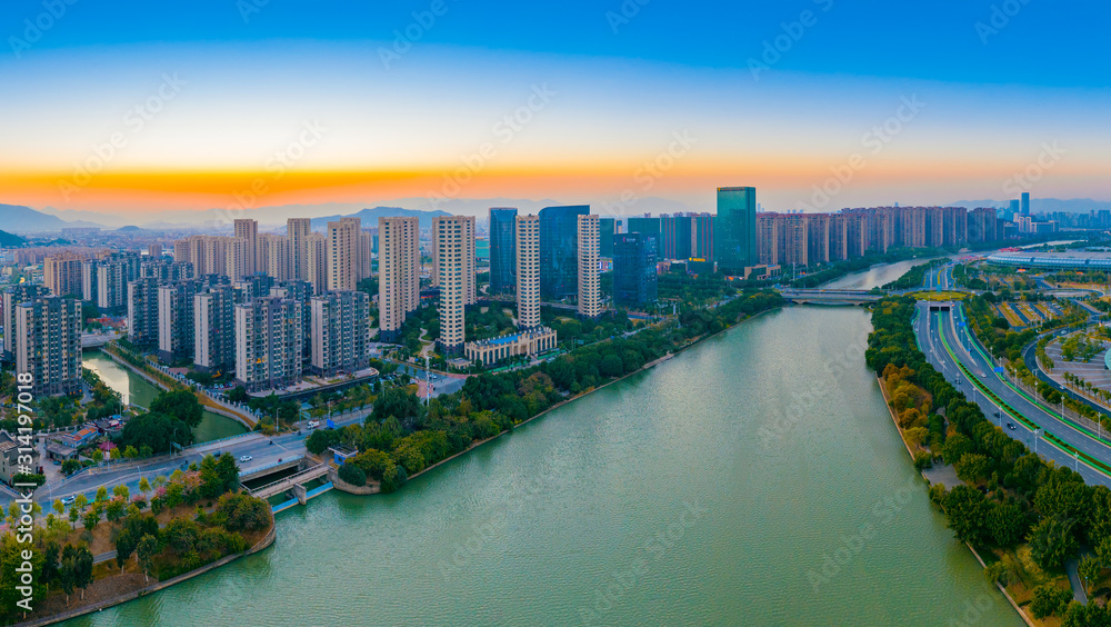 Fototapeta premium Sceneria miejska po obu stronach rzeki Minjiang, miasto Fuzhou, prowincja Fujian, Chiny