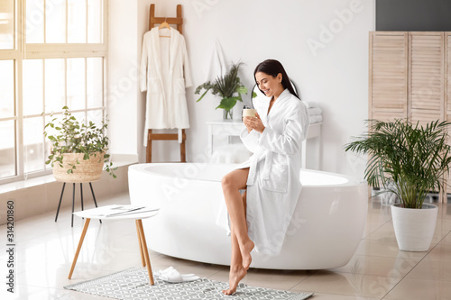 Beautiful young woman drink...