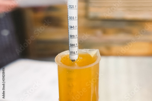Quadro su tela Measurement of alcohol content in beer