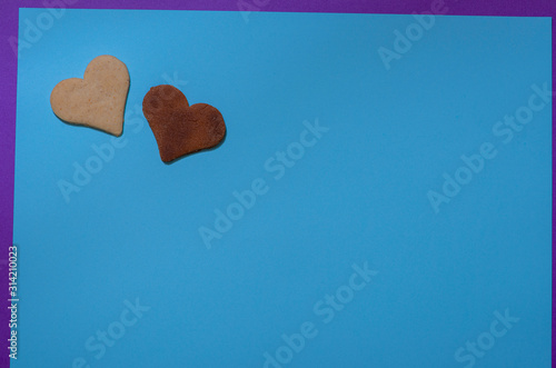  Two hearts are on a blue-violet background