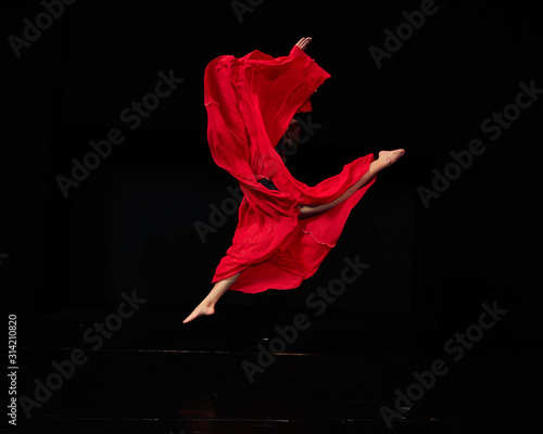 Fototapeta Naklejka Na Ścianę i Meble -  Red Dancer