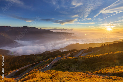 Cuadro en lienzo The setting sun accompanies the beautiful sea of clouds