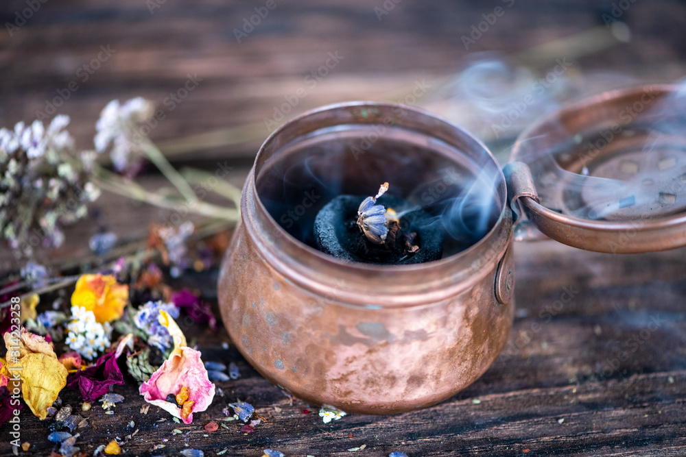 Mit Pflanzen räuchern in einem Räuchergefäß aus Kupfer – Stock-Foto | Adobe  Stock