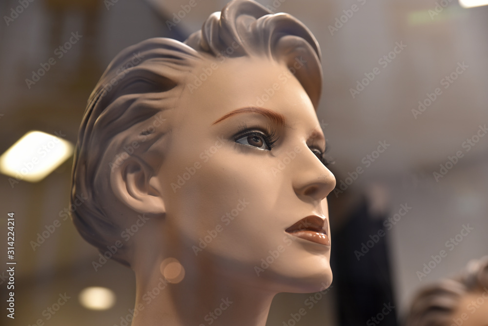Naklejka premium Mannequin mode féminine en vitrine