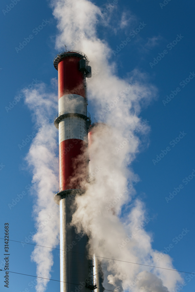 Rot-weisse Schlote eines Gas-Dampf-Kombikraftwerks in Wasserdampf eingehüllt Rot-weisse Schlote eines Gas-Dampf-Kombikraftwerks in Wasserdampf eingehüllt