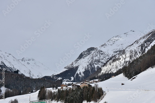 Kals, Kals am Großglockner, Adlerlounge, Dorf, Winter, Schnee, Osttirol, Lienz, Tirol, Hohe Tauern, Bergdorf, Großdorf, Lift, Schilift, Loipe, Langlaufloipe, Piste, Schipiste, Wintersport, Kalsertal,  photo