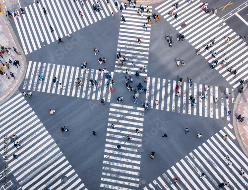 Canvas Print People walking on City street crosswalk in Ginza Intersection