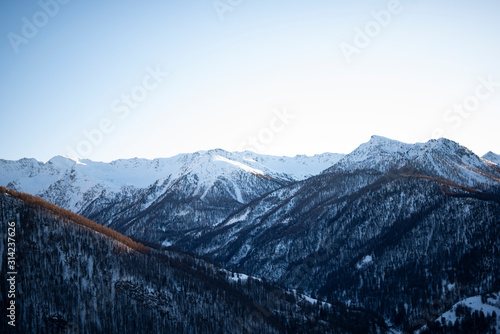 spettacolare vista delle montagne piemontesi innevate durante l'inverno photo