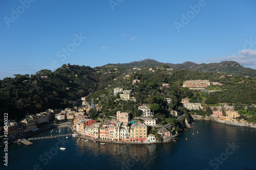 La famosissima baia di Portofino nella costiera ligure con vista dall'alto