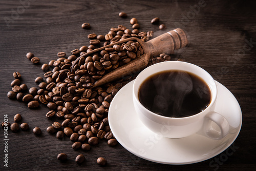 ホットコーヒーとコーヒー豆