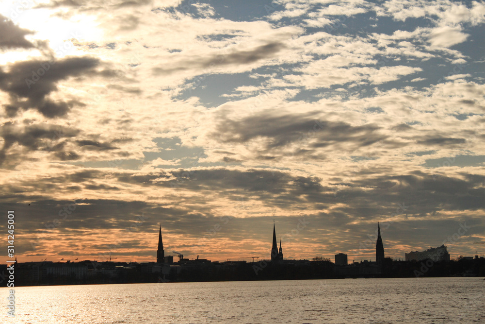 Hanseatische Skyline; Blick über die Alster auf Hamburg