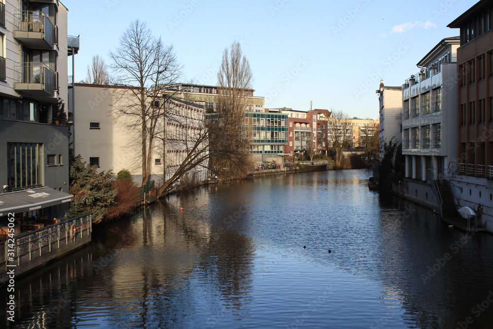 Fototapeta premium Hamburg; Osterbekkanal in Winterhude