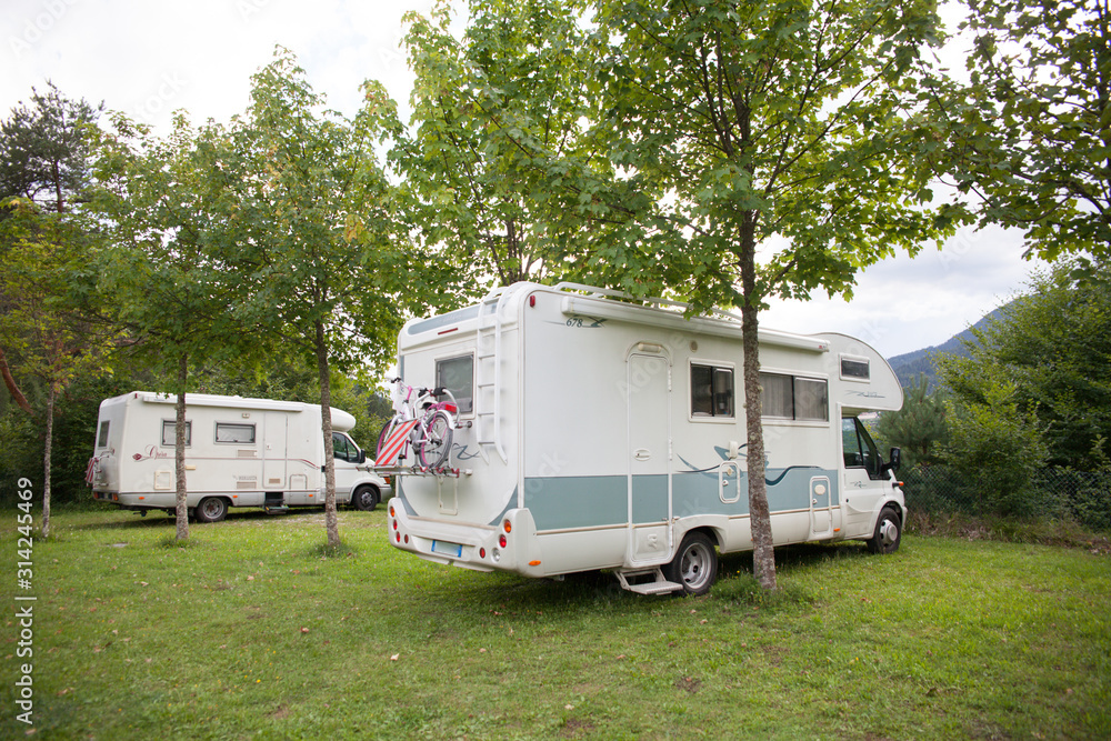 Camper parcheggiati all'interno di un campeggio Camper parcheggiati all'interno di un campeggio