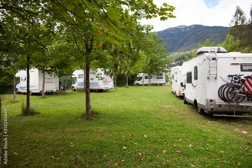 Camper parcheggiati all'interno di un campeggio