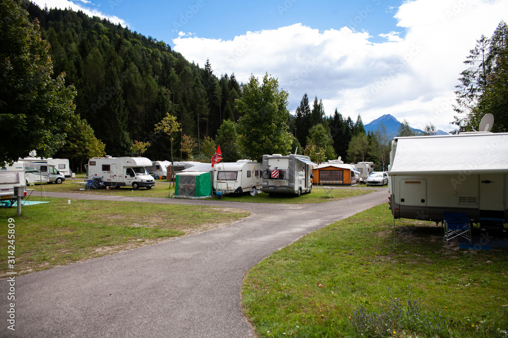 Camper parcheggiati all'interno di un campeggio Camper parcheggiati all'interno di un campeggio