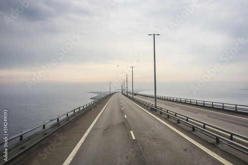 Fahrt über die Öresundbrücke zwischen Kopenhagen und Malmö © curtbauer