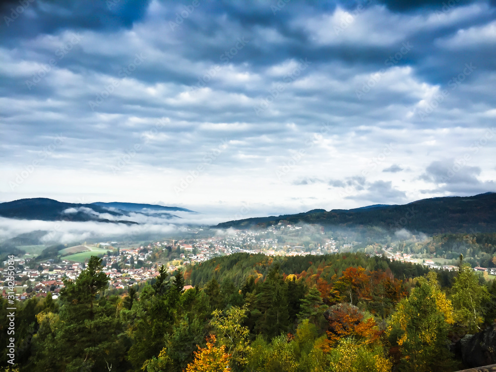 Panorama Ausblick auf den Bayerischen Wald im Herbst mit bunt gefärbten Bäumen Panorama Ausblick auf den Bayerischen Wald im Herbst mit bunt gefärbten Bäumen