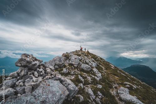 Silhouettes sur la montagne