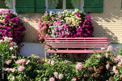 Bauerngarten vor einem traditionellen Haus im Bregenzer Wald, Vorarlberg, Österreich