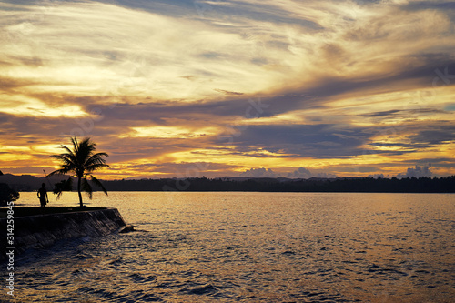 Fototapeta Naklejka Na Ścianę i Meble -  Beautiful sunset on tropical island.