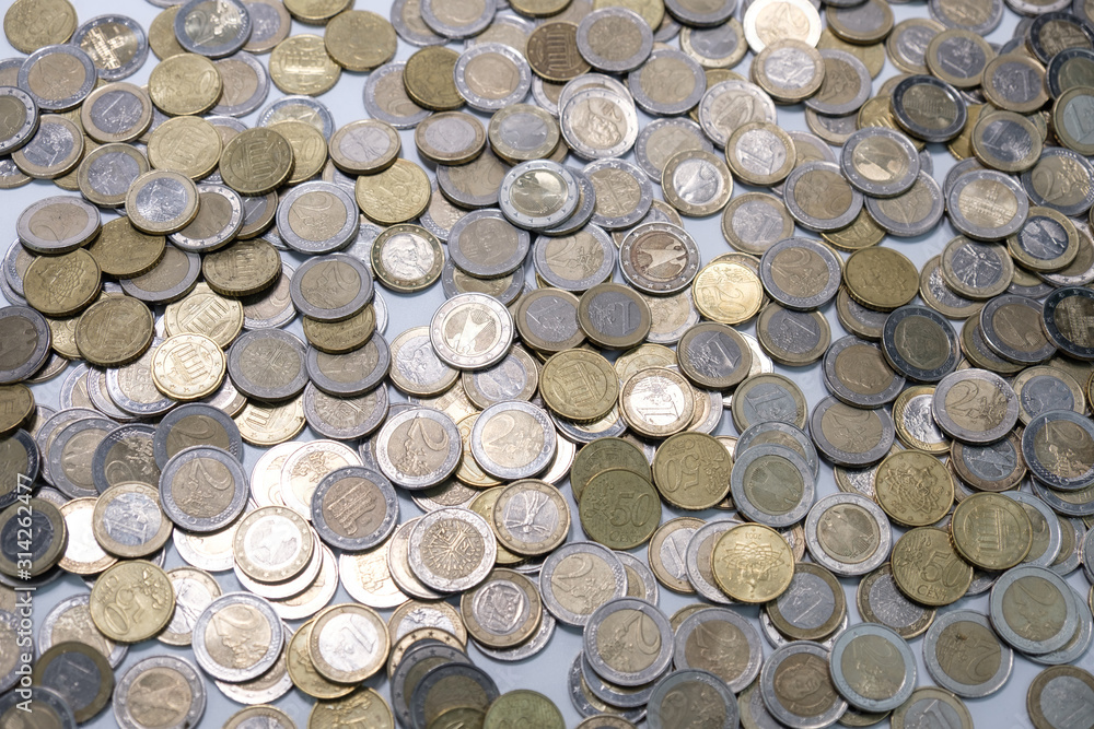 Viele EUR-Münzen ausgebreitet Viele EUR-Münzen ausgebreitet