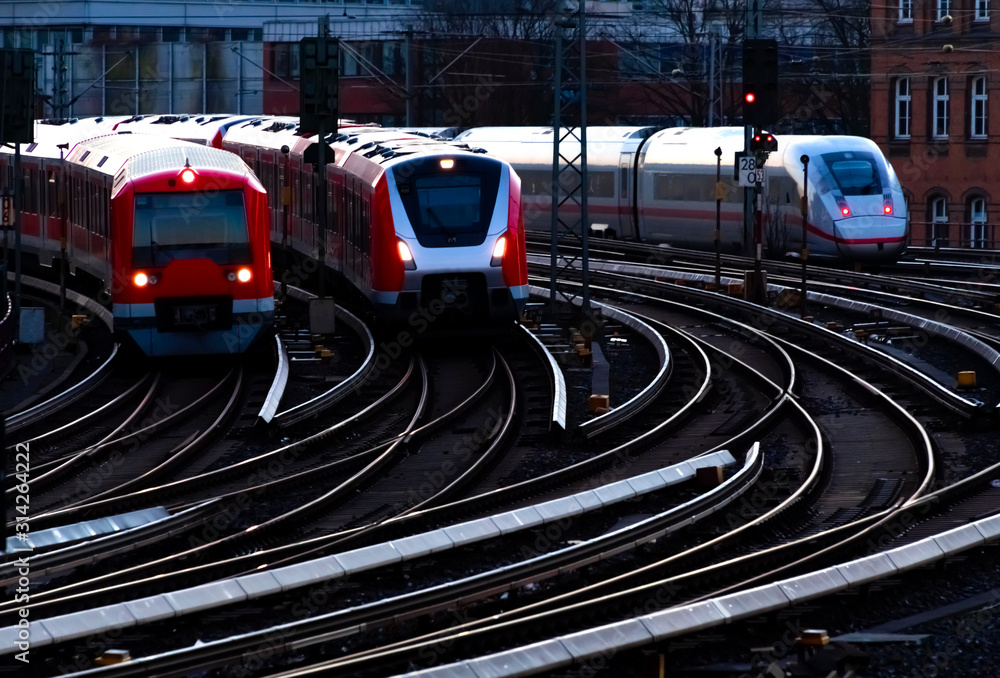 Züge Hauptbahnhof Eisenbahn Morgendämmerung Hamburg Deutschland Lichter Gleise Signale Reisen 