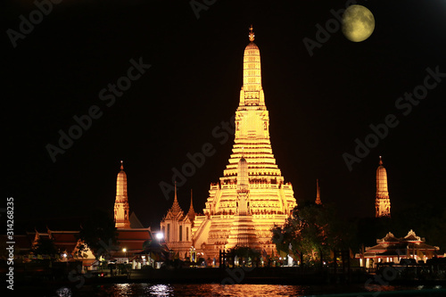 Wat Arun pagoda in a night